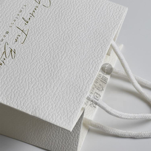 ถุงกระดาษหรูหรา FSC พิมพ์โลโก้ สำหรับใส่เครื่องสำอางแบบมีพื้นผิว น้ำหอมแบรนด์ส่วนตัว ของขวัญขอบคุณส่วนบุคคล  พร้อมหูหิ้วสำหรับช้อปปิ้ง - Product Image 1