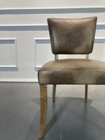 Chaise de salle à manger vintage en cuir véritable de style mid-century pour la maison, l'appartement, l'hôtel, le centre commercial, l'école