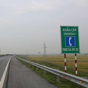 คานเหล็กกั้นทางหลวงพร้อมพื้นผิวชุบสังกะสีแบบจุ่มร้อนสีเงิน H8641 JIS /astm มาตรฐาน A123 - Product Image 1