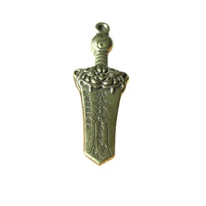 Colgante Retro de Espada de Latón, Amuleto de Aleación de Cobre, Regalo Temático, Llavero Unisex, Accesorio Decorativo de Joyería de Moda - Product Image 5