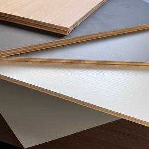 Moderne Weißeichen-PVC-Furnierplatten Erstklassige E0 Feuchtigkeitsbeständige Wasserdichte Laminatplatten 1 Jahr Lagernutzung Innenbereich - Product Image 5