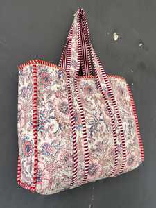Bolso de Mano Acolchado de Algodón, Elegante, con Estampados de Bloques Inspirados en la Herencia, para Viajes y Compras - Product Image 4