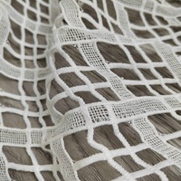 Tissu en dentelle crochetée blanche soluble dans l'eau, maille carrée ajourée de 178 g/m² pour couvre-été et robe