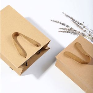 Sac de shopping en papier kraft de luxe personnalisé avec poignée, sac promotionnel en papier kraft imprimé de luxe avec poignée en plastique - Product Image 5