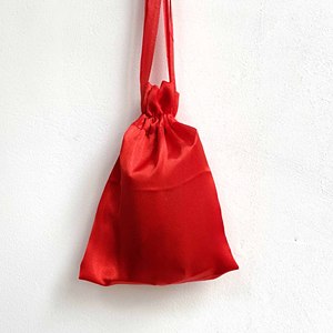 Sac de sport en satin personnalisé, petite pochette rouge à cordon avec logo imprimé pour le shopping - Product Image 2