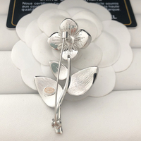 Broche de luxe pour femme, motif floral, perles, lettres CC, bijou décoratif, cadeau, broche lettre double C