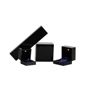 Caja de Regalo de Lujo Personalizada Negra con Logotipo, de Terciopelo, con Luz LED, para Collares, Anillos y Joyas - Product Image 2