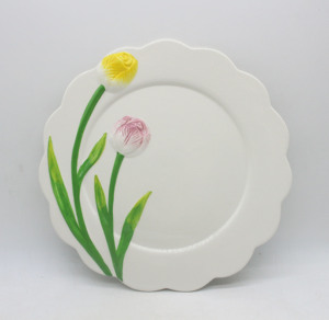 Plato Redondo de Cerámica Blanca con Borde Festoneado, Diseño 3D de Tulipanes, Flores Amarillas y Rosas - Product Image 1