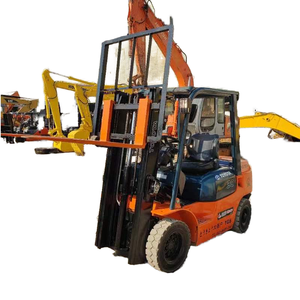 รถยกดีเซลสำหรับโตโยต้าของแท้สมรรถนะเกียร์สูงสำหรับการก่อสร้างในฟาร์มรถยกสันดาปภายใน - Product Image 1