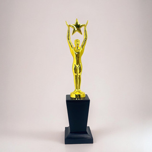 Estatuilla de hombre de metal dorado personalizada JZ, trofeo de estrella, trofeo de metal, <span class=keywords><strong>trofeos</strong></span> de eventos con base de madera reemplazada - Product Image 3