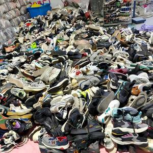 Scarpe di Alta Qualità Originali di Seconda Mano per Uomo Disponibili in Stock - Product Image 5