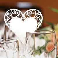 Carte d'escorte en forme de coeur découpée au laser pour décoration de table