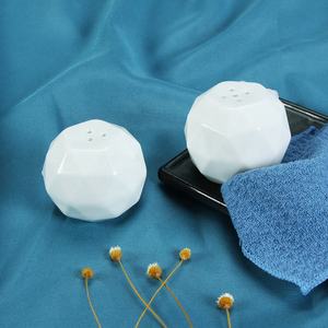 Set di Saliera e Pepiera a Forma di Diamante, Decorazione da Tavola Portatile, Utensili per Spezie, Mini Set Carino in Ceramica Bianca - Product Image 3