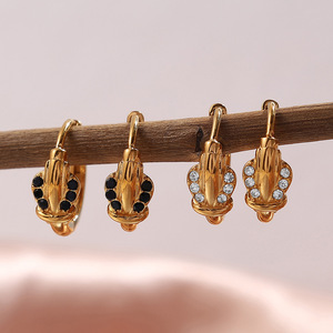 Boucles d'oreilles créoles couronne en acier inoxydable plaqué or 18 carats avec serti clos, bijoux élégants et tendance, idéal pour un cadeau - Product Image 2