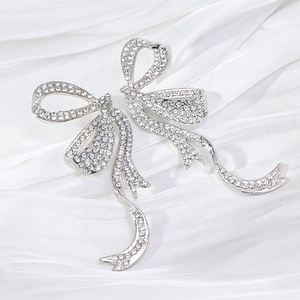 Exquisitos Pendientes de Aguja de Plata con Diseño de Lazo de Diamantes, Estilo Moderno y Elegante para Mujer - Product Image 4