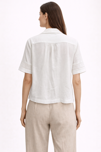 Chemise en lin blanc pour femme, design original SHENGFU, élégante, à manches courtes, avec nœud devant, haut de gamme, patchwork de dentelle, OEM - Product Image 2