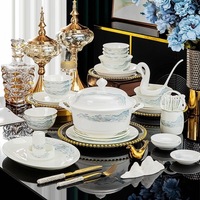 Service de table en porcelaine de luxe à motif paysage chinois, motif montagne et eau bleus, bordure dorée perlée, en porcelaine fine classique et élégante pour la maison