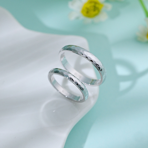 Bague de mariage en or massif 18 carats faite à la main, finition martelée brillante, design personnalisé de qualité supérieure pour un style simple et classique pour les mariages en duo - Product Image 6