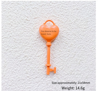 Porte-clés en alliage couleur bonbon personnalisé en forme de cœur, gravure créative, idéal pour les accessoires de décoration de sac DIY pour jeunes filles