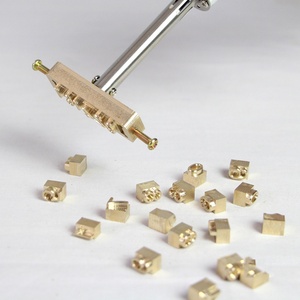 Sello de Alfabeto Personalizado en Latón Chapado en Oro con Expresiones en Inglés, Francés, Árabe, Coreano, Japonés y Hebreo, para Grabado en Cuero y Madera - Product Image 5