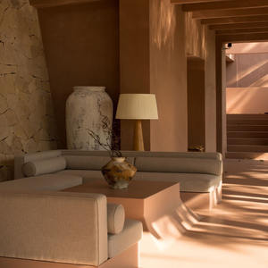 Chaises de salle à manger de luxe pour hôtel, pieds robustes, patins antidérapants, design élégant, stabilité assurée. - Product Image 2