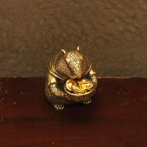 Estatua Moderna Artística de Marmota en Latón - Adorno Metálico para Escritorio y Regalo Coleccionable, con Detalles en Letterpress - Product Image 2