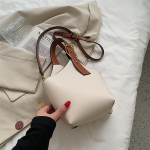 2023 sacs fourre-tout à bandoulière de mode pour dames avec logo imprimé de <span class=keywords><strong>marque</strong></span> célèbre conception simple femmes Offre Spéciale le sac fourre-tout - Product Image 2