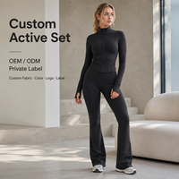 Conjunto de dos piezas de marca privada para mujer, de nailon y elastano negro, con cuello simulado, cremallera completa, manga larga, cintura alta, ajuste ceñido y pantalón acampanado para entrenamiento.