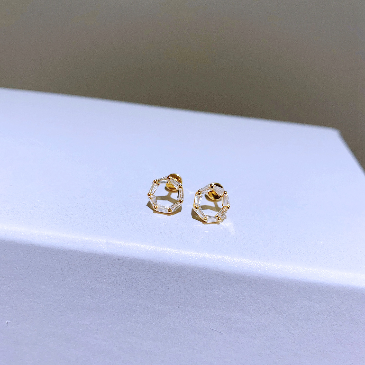 Stile rotondo in zircone scintillante dorato