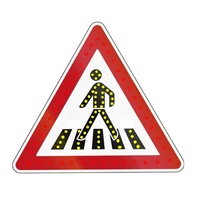 Panneau de signalisation routière solaire triangulaire en aluminium 700 900 mm avec film réfléchissant 3M, lumière d'avertissement LED clignotante, étanche IP66 pour autoroute