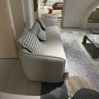 Premium italienisches minimalist isches gerades Sofa aus dickem Leder für Innenräume und Wohnzimmer in der Grand Villa