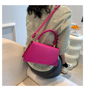 Bolso de Mano de PU para Mujer, Gran Capacidad, Cierre de Cremallera, Diseño Geométrico con Decoración de Letras, Disponible para Compra en Línea - Product Image 4