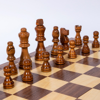 Jeu d'échecs pliable moderne en bois de 29 cm, sculpté à la main, écologique et durable, idéal pour les divertissements intérieurs Jaywooden