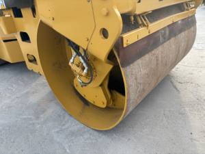 Rouleau compacteur vibrant à double tambour Caterpillar CB534D d'occasion de haute qualité, moteur diesel, faible nombre d'heures, excellent état, pour asphalte - Product Image 6