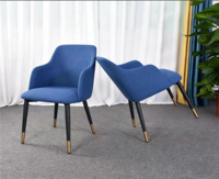Chaise de salle à manger commerciale en tissu velours bleu, moderne et élégante, avec accoudoirs rembourrés, pour restaurant, hôtel, café, extérieur et salon.