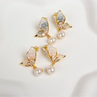 Boucles d'oreilles clous délicates en laiton plaqué or 18 carats avec motif papillon cubique, bijoux tendance pour femmes