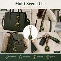Étiquette de sac personnalisée en laiton antique, lettre R en forme de goutte d'eau avec émail vert foncé et branche de laurier, chaîne gourmette et fermoir mousqueton