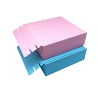 Emballage postal en carton ondulé auto-adhésif recyclable pour l'e-commerce, avec pelliculage mat, gaufrage et doublure en mousse de couleur personnalisée