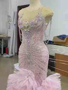 Vestido Queens Espectacular de Sirena con Volantes, Abundante Pedrería y Borlas en color Rosa para Desfile de Modas - Product Image 4