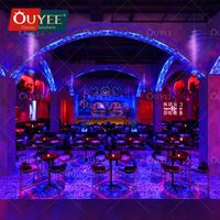 Bar lounge, boîte de nuit, design d'intérieur moderne avec éclairage LED, matériaux écologiques, mobilier de bar