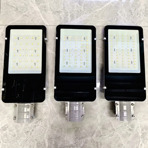 ไฟถนนโซลาร์เซลล์ LED 400W อลูมิเนียมอัลลอย IP67 ติดผนัง ไฟส่องสว่างภายนอกอาคาร 6000K แสงเดย์ไลท์ โมโนคริสตัลไลน์ซิลิคอน ได้รับการรับรองมาตรฐาน CE - Product Image 1