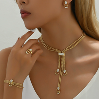 Nouvelle collection de bijoux minimalistes et élégants avec incrustations de diamants : collier ras du cou, bracelet, boucles d'oreilles et bague.