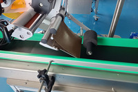 Machine d'étiquetage électrique automatique PLC haute précision pour surfaces planes, sachets, bouteilles carrées, drapeaux, cartes et étiquettes, avec emballage sous film