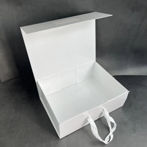 กล่องของขวัญพับได้แข็งแรงหรูหราสีขาวทองพร้อมโลโก้สั่งทำพิเศษ  พร้อมแม่เหล็กและหูหิ้วริบบิ้น - Product Image 2