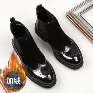 Vente en gros d'usine d'une nouvelle série de chaussures en cuir véritable pour hommes et de bottes pour femmes avec semelles plates élastiques et lanières à la cheville. - Product Image 5