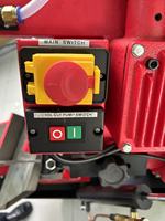 Scie à ruban métallique semi-automatique JINFENG CE avec alimentation automatique, tête d'angle pour coupes obliques, tensionnement manuel et entraînement par engrenages