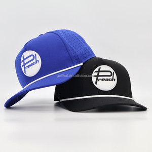 Casquettes de baseball personnalisées OEM à 5 panneaux, avec patch en caoutchouc PVC tendance, logo brodé, respirantes et perforées, à fermeture snapback - Product Image 1