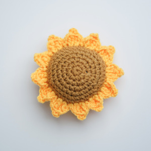 Fleur de tournesol tricotée à la main en fil, 12 pétales, 7 anneaux, fleur simulée pour décoration d'anniversaire, style moderne, respectueuse de l'environnement - Product Image 5