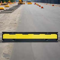 Rampes de vitesse robustes avec protection de câbles à 1 canal, capacité de charge de 10 à 20 tonnes, revêtement PVC jaune et noir, ralentisseurs de vitesse