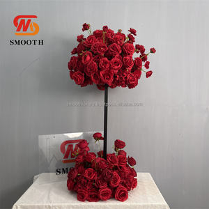 Arrangement de fleurs de rose en soie rouge artificielle lisse faite à la main boule de fleurs rouges décoratives de mariage de Noël - Product Image 2